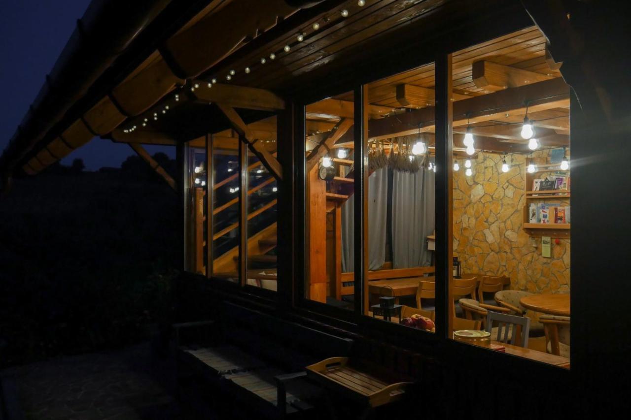 Bed and Breakfast Rose Hip Hill Farm Valea Tirnei Экстерьер фото